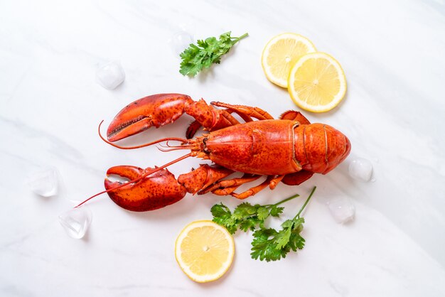 Aragosta rossa con ghiaccio e limone