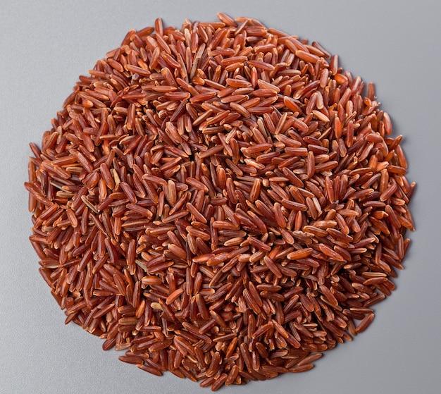 Photo red long-grain rice cooking