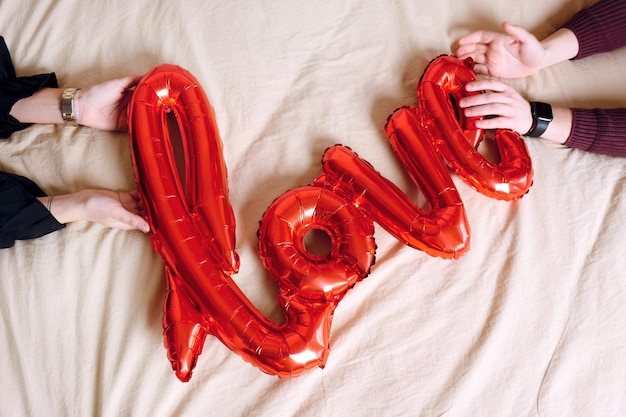 Lettere d'amore rosse regalo di san valentino palloncino gel aria vista dall'alto tenere in mano