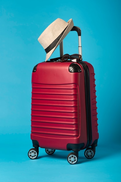 Photo red luggage with blue background