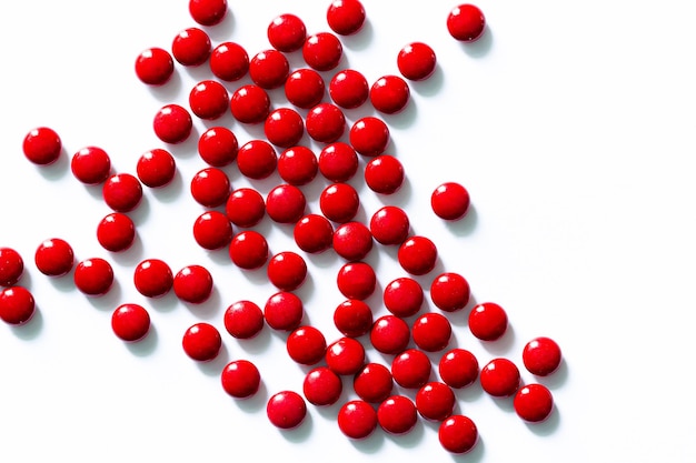 赤いマクロ錠剤、赤い錠剤の抽象的な背景、赤いボールの背景。赤いおもちゃのボールの山。レアリス