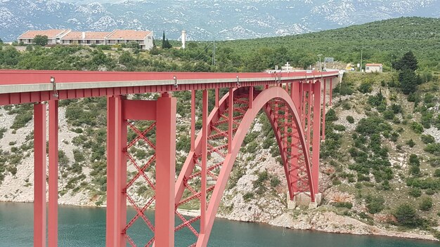 Photo red maslenica bridge over sea