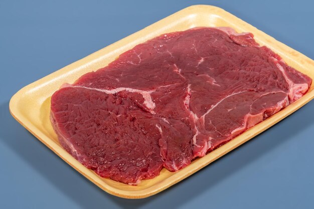 黄色い泡板の赤身の肉牛肉