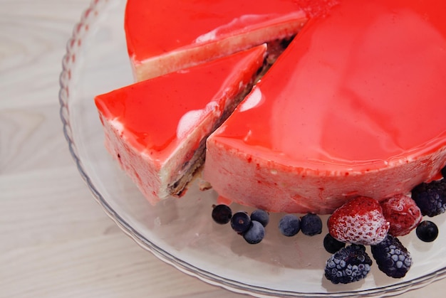 Red Mirror Glazed Fruit Mousse Cake zonder decoratie. Bovenaanzicht. Bevroren Bessen. Stap voor stap kookproces.