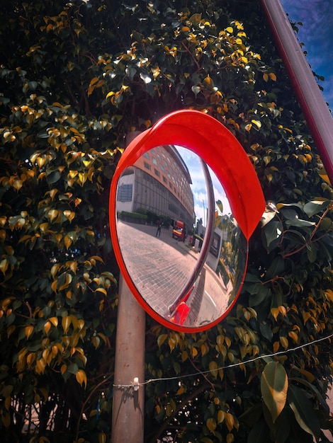 Photo a red mirror with a red frame