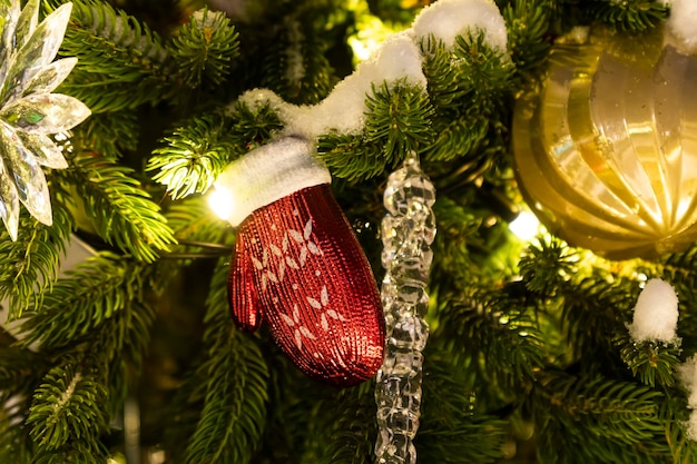 빨간 벙어리장갑 축제 장식 크리스마스 트리 벙어리장갑 나뭇가지에 매달려 크리스마스와 새해 전통 텍스트를 위한 공간