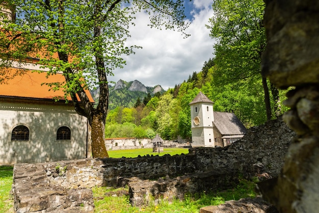 スロバキア ピエニーニ山脈の建築とランドマークの赤い修道院