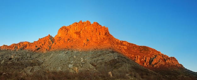 Красная гора и панорама голубого неба