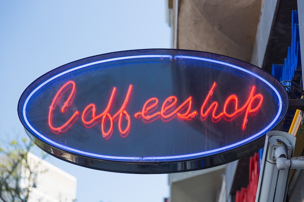 オランダ、アムステルダムのコーヒーショップのコーヒーショップの赤いネオンサイン。