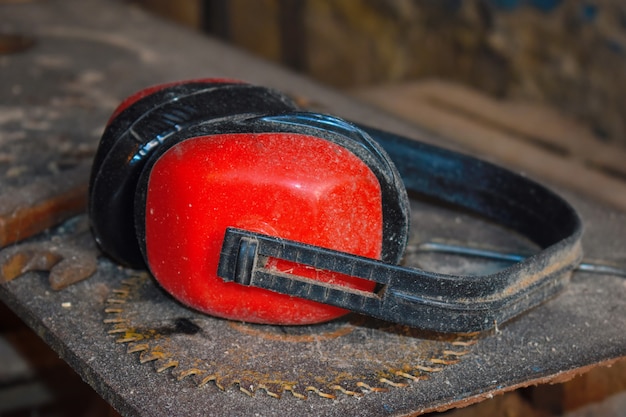 Red noise protective headphones