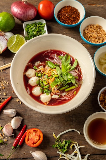 Foto zuppa di noodle rossi a base di sangue di maiale