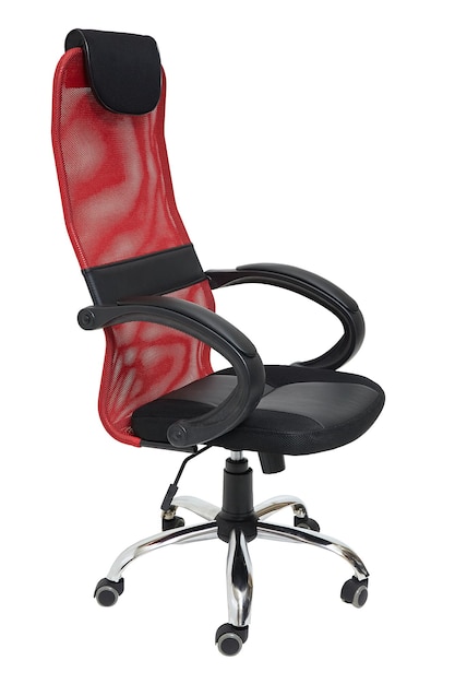 Красное офисное тканевое кресло на колесах, изолированное на белом фоне, вид сбоку