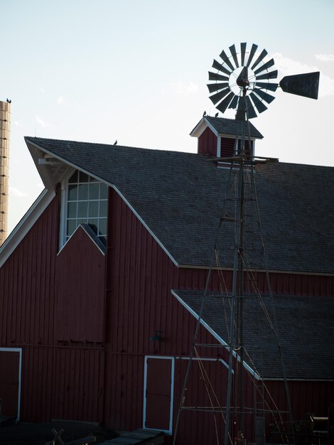 Foto vecchio fienile rosso nella fattoria di longmont, colorado.