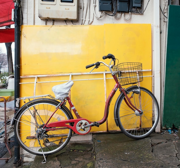 Vecchia bicicletta rossa con cestino