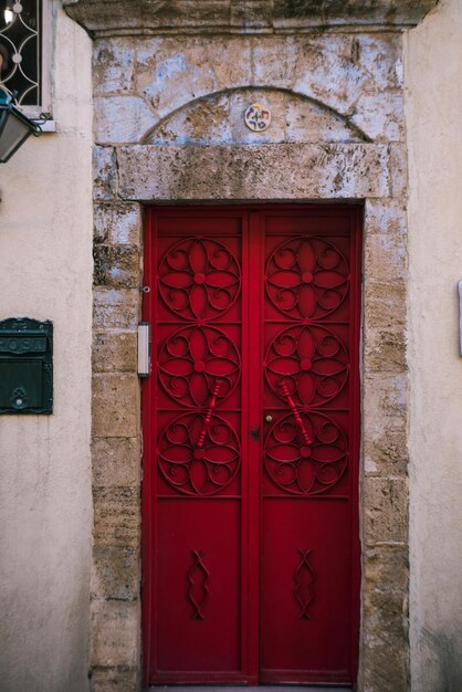 Foto vecchia porta rossa in una vecchia casa di pietra su una strada di israele