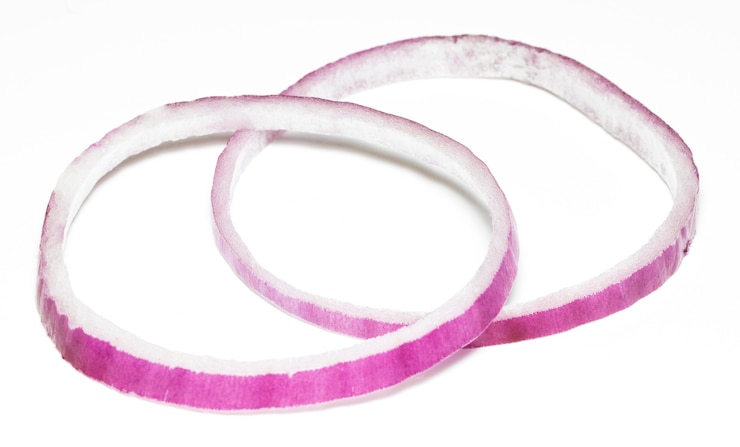 Photo red onions isolated on white background, top view.