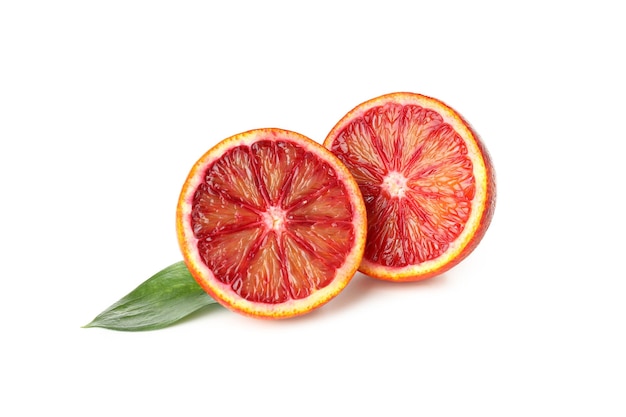 흰색 배경에 고립 된 잎과 붉은 오렌지
