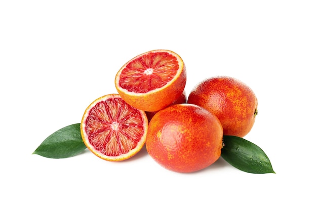 Красный апельсин с листьями на белом фоне
