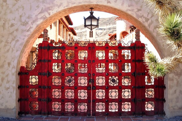 Photo red ornate entrance of scotty castle