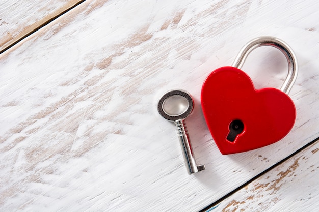 Фото Красные сердца padlock с ключом на белой древесине., copyspace
