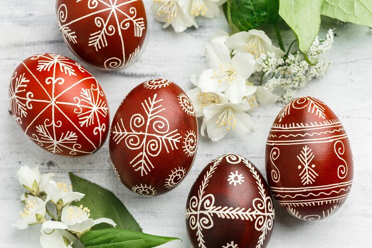 Photo red painted ukrainian easter eggs with jasmine