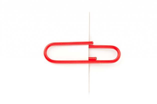 Foto paperclip rosso della graffetta che attacca sulla carta