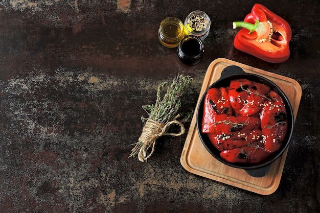 Griglia rossa della paprica in una padella del ghisa. snack salutare. pranzo vegano