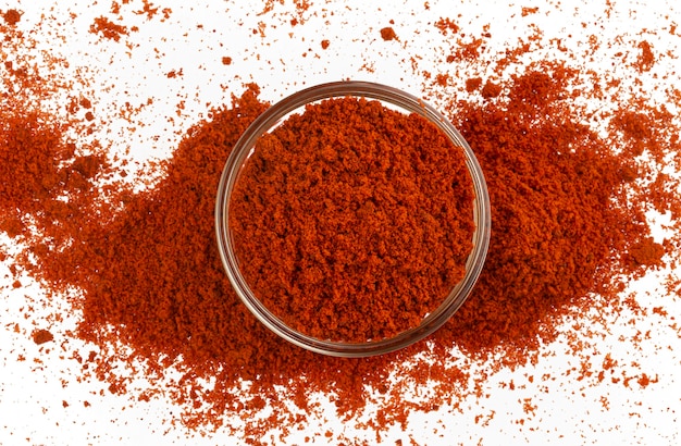 Photo red paprika powder isolated on white background, top view