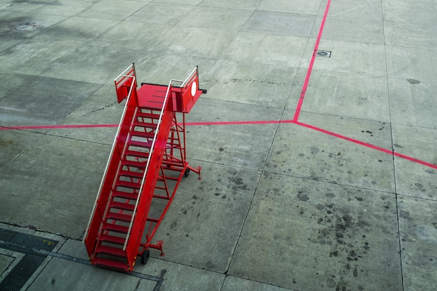 赤い乗客が空港に足を運ぶ。