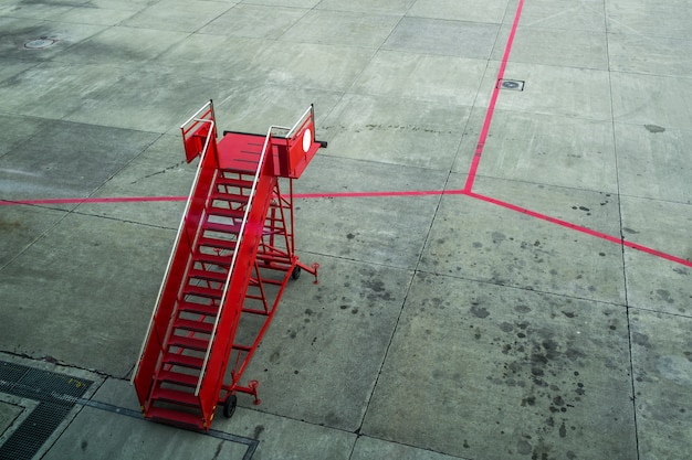 Passeggio passeggero rosso in aeroporto.