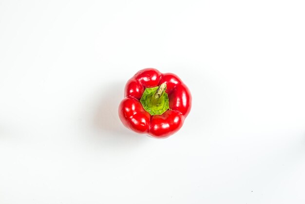 Photo a red pepper with a green stem and a green leaf.