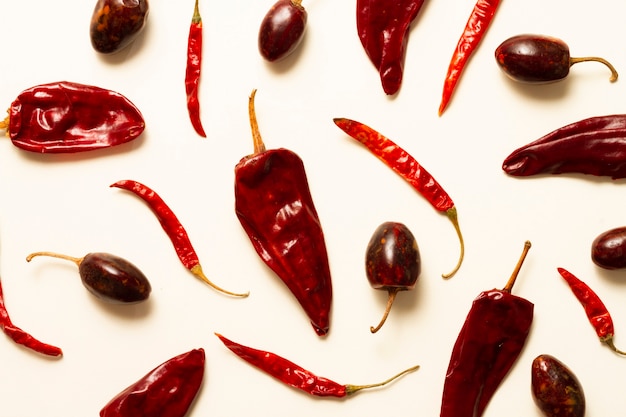 Photo red peppers on plain background