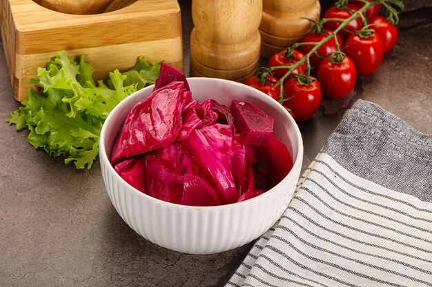 Photo red pickled cabbage with beetroot