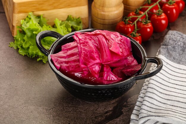 Photo red pickled cabbage with beetroot