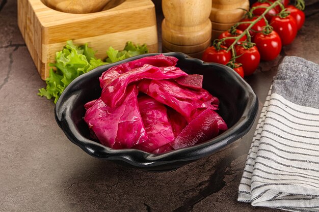 Photo red pickled cabbage with beetroot