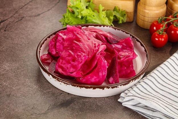 Photo red pickled cabbage with beetroot