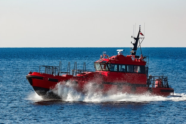 Красный лоцманский корабль движется из Балтийского моря