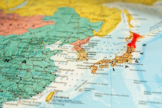빨간 핀 일본지도에서 선택적 배치. 경제 및 정부 개념.