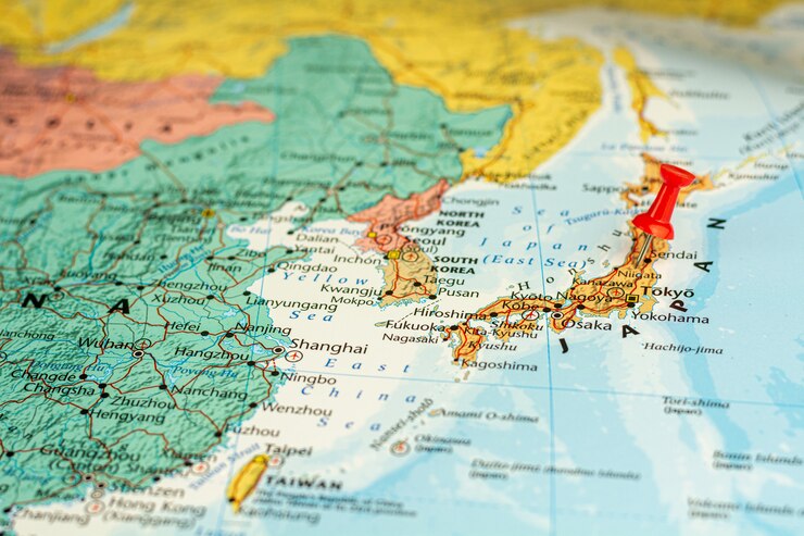 Photo 日本地図で選択的に配置された赤いピン。経済および政府の概念。