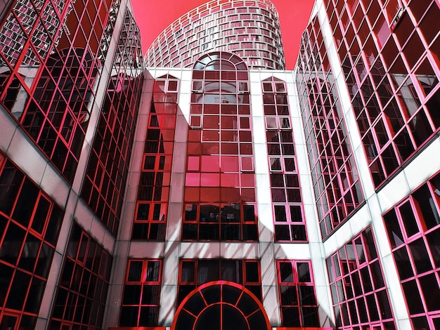 Foto foto di un grattacielo rosso e rosa