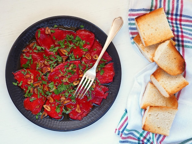 Red Piquillo Pepper с чесночными чипсами и острым перцем и испанскими тапас на сковороде