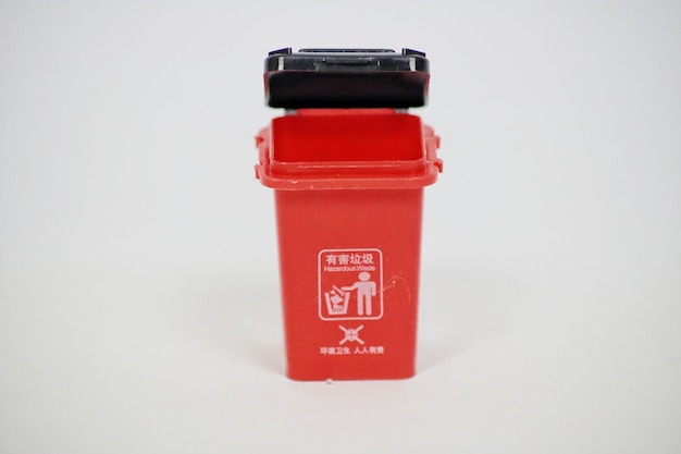 Photo a red plastic container with a black watch on it