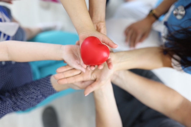 Fine rossa del cuore di plastica su