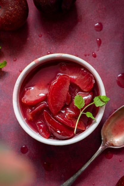 Foto marmellata di confettura di prugne rosse o salsa di frutta in una ciotola superiore voiew