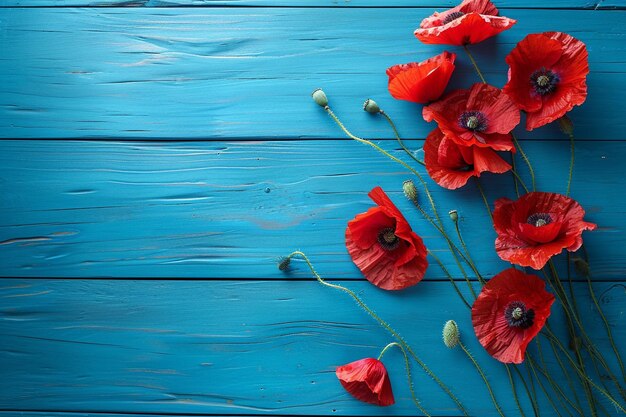 Foto fiori di papavero rossi su sfondo di legno vista superiore spazio di copia