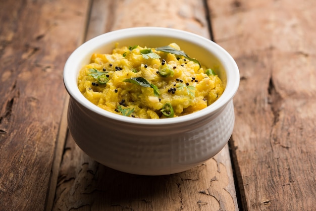 Foto zucca rossa o kaddu ka raita noto come lal bhoplyache bharit in marathi, cibo proveniente dal maharashtra, india