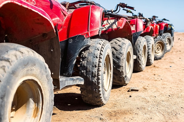 Photo red quads stand in a row on the shore of the red sea dahab egypt