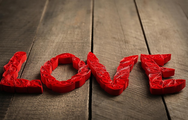 Foto parola quilling rossa amore su fondo di legno