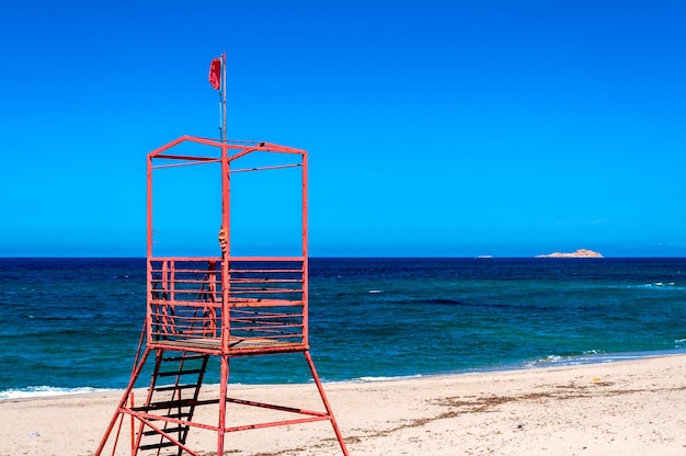 Photo red rescue tower on the beach