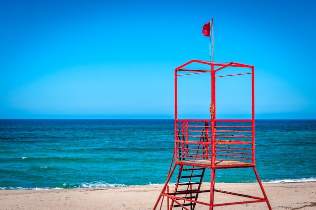 Photo red rescue tower on the beach